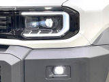 【LEDヘッドライト】悪天候や夜間走行時も良好な視界を確保し安心して運転できる高輝度LEDヘッドライトを装備!点灯速度が早く、消費電力も抑えられています。