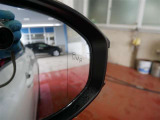 隣車線を走る車両をレーダーで検知し、ドアミラーでは確認しにくい後側方エリアに存在する車両に加え、急接近してくる車両も検知します。車両を検知するとドアミラーに搭載されたLEDインジケーターが点灯します。