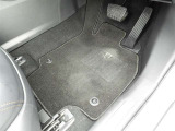 フロアマットも綺麗にクリーニングされています。尚、臭い・汚れ等には個人差がございますので、必ず現車確認下さいませ。