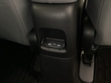 後席にも充電用USBジャックを装備。スマートフォンなどを気軽に充電でき、同乗者も快適に過ごせます。