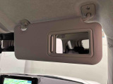 ちょっとした身だしなみチェックができるバニティミラー(運転席・助手席)&チケットホルダー(運転席)付きサンバイザー。
