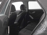 ●リヤシートの足元広々。ロングドライブでも疲れにくいシート設計です。いつまでも乗っていたくなります。後席用のドリンクホルダーとアームレスト。意外と無い車もあります長時間ドライブにはさらに役立ちます!