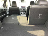 後部のシートを倒すとこんなに広々空間が!大きなお荷物を乗せる時でも心配ありません!