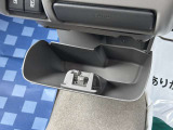 運転席と助手席の間にもコンソールボックスが装備!