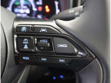 運転中、オーディオの操作をしてて、ハッとしたことはありませんか?ステアリングスイッチは、運転中でもハンドルでオーディオの操作が可能です。