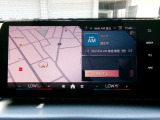 ドライバー正面に向かって緩やかにカーブした大型ディスプレイ。メーターとセンターモニターを一体化し、高精細な映像と直感的な操作性で、最新のデジタル体験を提供する先進的な装備です。
