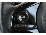 ハンドル左部分でオーディオ操作が可能。そのため、運転中でも目線をずらさずに安全運転♪スマートフォンを接続してハンズフリー通話も可能です。