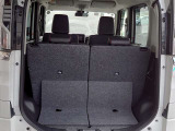 【広々トランクルーム】車体に対してスペースは広めに作ってあります。また、背もたれを倒すとより多くの荷物を乗せることができます。