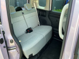 コンパクトでも車内広々。頭上空間も広く快適にお過ごしいただけます。後席足元空間も十分な広さを確保しております。座面も厚く快適です!