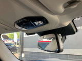 ルームランプスイッチ付近にSOSコールを装備。エアバックが展開する事故などのときには、車台番号、GPSの位置情報、乗車人数(シートベルト装着数)をMINIのサポートセンターへ通報します。