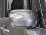 【ドアミラーウインカー】ウインカーと連動してミラー外側部分が点灯します。対向車や歩行者、並走するバイクや自転車からの視認性が上がります。