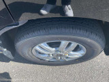 タイヤ残り溝が1.6mmになる目安として「スリップサイン」が設けられています。この車は 割程度残っていますので、まだまだ安心してお乗りいただけます!