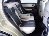 リアシートは3名乗車も可能ですが、2名の時にはセンターの大型のアームレストを使用してゆったりとくつろげるのでとても快適です。