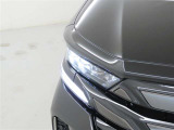 精悍な目つきのLEDヘッドランプを装備しております。