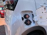 日産サクラの給電(充電)口は車両の右後方にあります。カバーを開けると「普通充電用」と、V2Hなどの外部給電にも使える「急速充電用」の2つの差込口が並んでおり、目的に合わせて使い分けます。