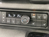 【オートエアコン】一度お好みの温度に設定すれば、車内の温度を検知し風量や温度を自動で調整。暑い&hellip;寒い&hellip;と何度もスイッチ操作をする必要はありません。快適な車内空間には必須の機能ですね♪