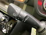 視界をクリアにするワイパーレバーは、雨天時や悪天候時の安全運転をサポートします。操作も簡単で使いやすいです。