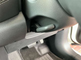 ハンドルの位置を微調整することができます!写真のレバーを下げるだけで簡単に動かすことができるので、ご自身が疲れにくいポジションに合わせられて便利ですよ。