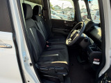 足元もゆったりで長時間の運転も疲れにくいフロントシートです。