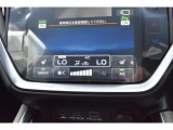 左右独立温度調整機能付きフルオートエアコン装備。乗る人それぞれの体調に合わせて運転席・助手席で別々の温度調整が可能です。