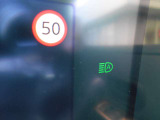 対向車に応じて光軸を可変させ夜間の運転を支援するアダプティブヘッドライト装備しています。
