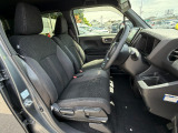 足元もゆったりで長時間の運転も疲れにくいフロントシートです。