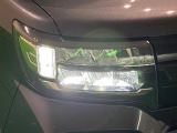 対象物が見やすく白く明るい光で夜間走行をサポートするフルLEDヘッドランプ(クリアランスランプ、マニュアルレベリング機能付き)を装備