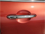MINIはドアが分厚いです。衝突によりドアがつぶれてしまった場合にも外からいち早くドアを開けれるよう考えられています。数十秒の救出の遅れが命につながりかねない場合、こういった配慮が重要なポイントです。