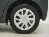 ◆純正ホイール装着車◆シンプルなデザインのホイールキャップ付きです。