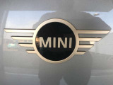 BMW認定中古車は100項目の箇所を徹底的にチェック致します。機械的な箇所や電気系、コンピューターなどを詳細に点検。交換基準に達した部品は整備した後にご納車致します。
