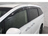 オプションのドアバイザーが装備!!タバコ・ペットなどの臭いが室内にこもるのが嫌な方、換気機能はもちろんのこと降雨時にも少しだけ窓を開けておくことが可能です!