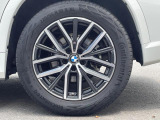 BMWならではの卓越した走りを支えるホイールと足回りです!日本車の走りに慣れている方にもぜひ体感して頂きたいほど、高いレベルでまとまっています!純正18インチアルミホイール。