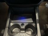 【置き型充電器】置き型充電に対応しております。お持ちの携帯電話が置き型充電器対応でしたら、充電コードの必要なく、すっきりとした車内のまま携帯の充電が可能です。