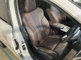ヴァーネスカレザーシート・シートヒーティング。ヴァーネスカレザーは多くのBMWモデルで採用されているレザーでシボが細かく柔らかい印象のレザー。高級感、機能性、耐久性を備えています。