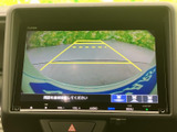 後退時の安全をサポートするバックモニター。死角を減らし、スムーズな後退を可能にします。駐車も安心です。