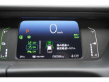 【踏み間違い衝突軽減支援システム】駐車場などでアクセルとブレーキを踏み間違えてしまった時に、急発進を抑えたり、必要に応じてブレーキをかけて衝突被害の軽減をサポートする機能です。