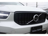 エンブレムにはフロントカメラを内蔵しています。