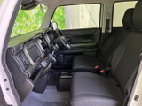 シンプルでモダンな内装が、洗練された雰囲気を演出。快適な空間で、運転を楽しんでいただけます。