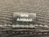 車両側方からの衝撃を緩和するSRSサイドエアバッグ(運転席/助手席)に加えて,SRSカーテンシールドエアバックも標準装備