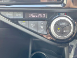 【オートエアコン】一度お好みの温度に設定すれば、車内の温度を検知し風量や温度を自動で調整。暑い&hellip;寒い&hellip;と何度もスイッチ操作をする必要はありません。快適な車内空間には必須の機能ですね♪