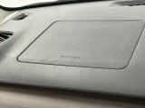 【助手席エアバッグ】SRSエアバッグとはシートベルトの働きを補助して衝突した時に乗員の衝撃を軽減するシートベルト併用式エアバッグ。前面衝突時に瞬時に膨らみ、頭部と胸部の衝撃を軽減します。