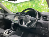 運転席側のドアを開けると、広々とした空間が広がります。シートに座り込むと、包み込まれるような心地よさを感じられます。