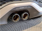 フロントタイヤより前の重量をなくし、車の運動性能を高めております。フロントタイヤから鼻先までが短いため、数値にてあらわれる「最小回転半径」より、小回りが利くことを実感いただけると思います。