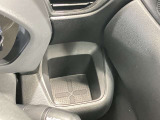 運転席のドリンクホルダーです。手のとどきやすい位置にあるので便利です