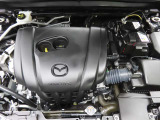 CX-30のエンジンルームです。静粛性と伸びやかな更け上りの、2.0Lガソリンエンジン「SKYACTIV-G」を搭載。MAZDA車のプロとして、責任を持って整備しお届けいたします。
