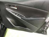 運転席パワーウィンドウスイッチとその周辺は、洗練されたデザインとコンパクト。質感の高い素材と直感的な配置が組み合わさり、窓の操作がスムーズで、同時にエレガントな印象を与えます。
