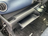 助手席の前には薄型BOXティッシュがスッポリ入る収納もついてます!!