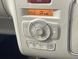 【オートエアコン】一度お好みの温度に設定すれば、車内の温度を検知し風量や温度を自動で調整。暑い&hellip;寒い&hellip;と何度もスイッチ操作をする必要はありません。快適な車内空間には必須の機能ですね♪