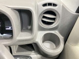 運転席のドリンクホルダーです。手のとどきやすい位置にあるので便利です