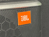 【JBLサウンドシステム】メーカーオプションの高品位サウンドシステムを搭載。専用のチューニングが施された大小様々なスピーカーから良質なサウンドが奏でられ、臨場感あふれる音響空間を演出します。